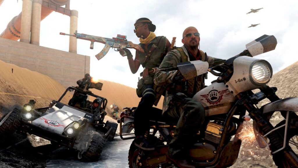 Jugadores luchando en vehículos en zona de guerra.