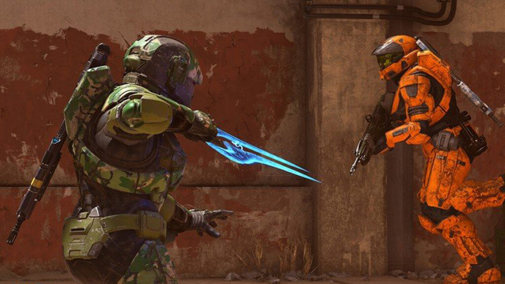 Personaje de Halo Infinite luchando con espada de energía