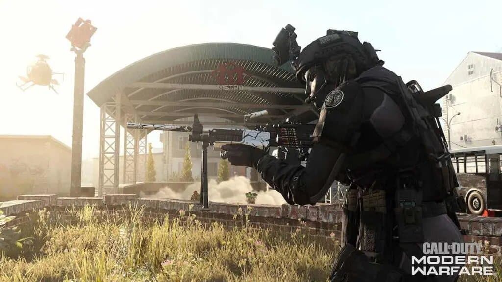Operador de Modern Warfare sosteniendo un arma