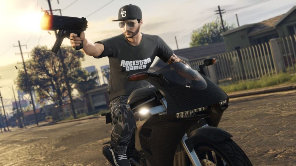 Personaje de GTA Online montando en moto