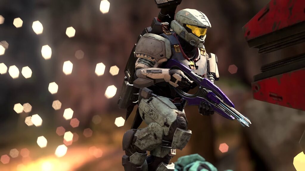 Jugador de Halo Infinite corriendo con un arma.