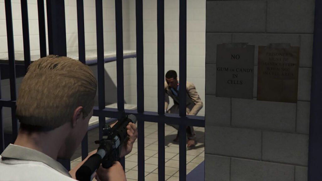 Jugador de GTA Online apuntando al enemigo en la celda de la cárcel.