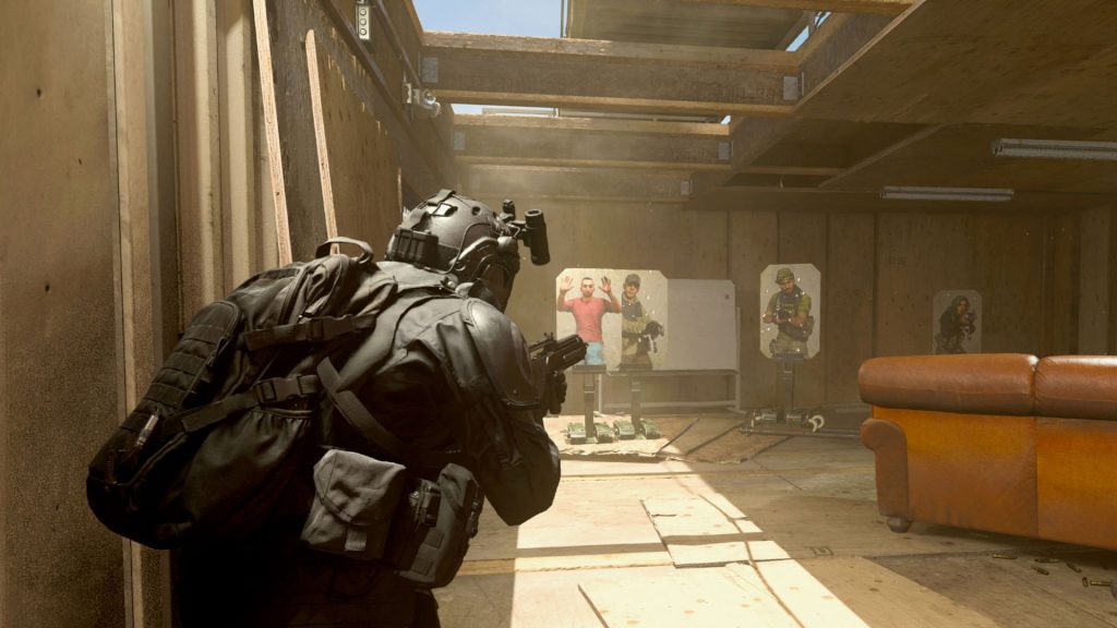 Jugador de Call of Duty Modern Warfare en campo de tiro