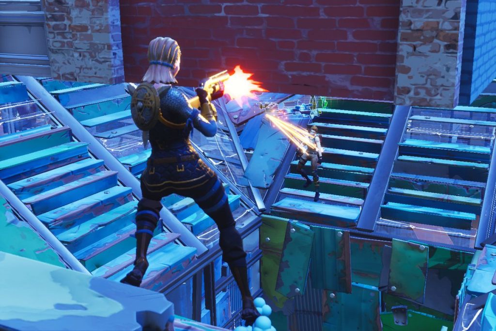 Un jugador de Fortnite siendo eliminado por un enemigo