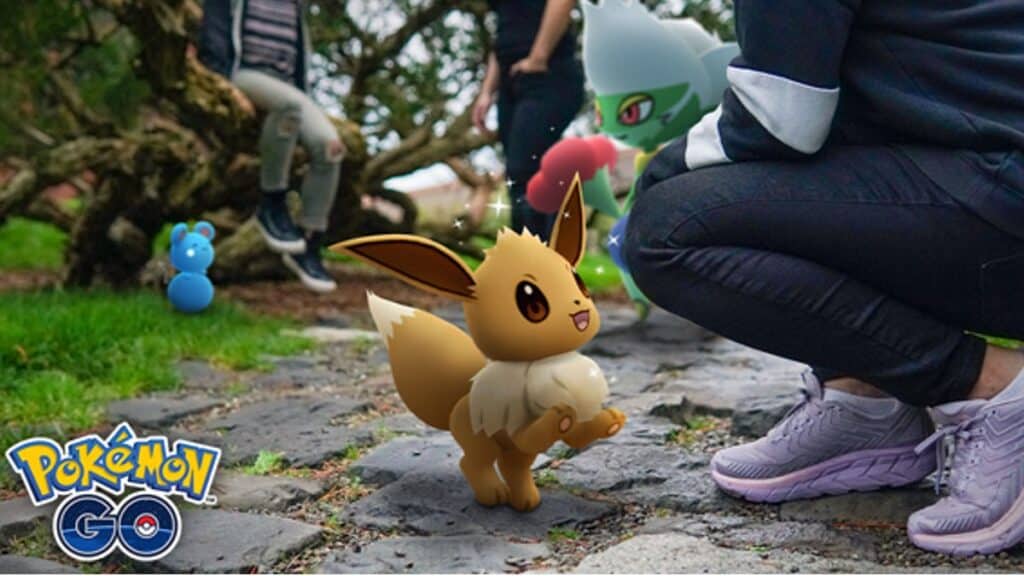 Pokémon Eevee saltando junto a un jugador 