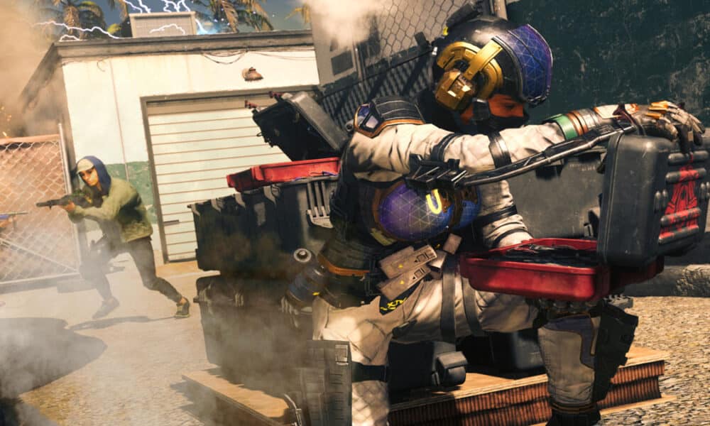 Warzone player defusing bomb in Operation Last Call mode