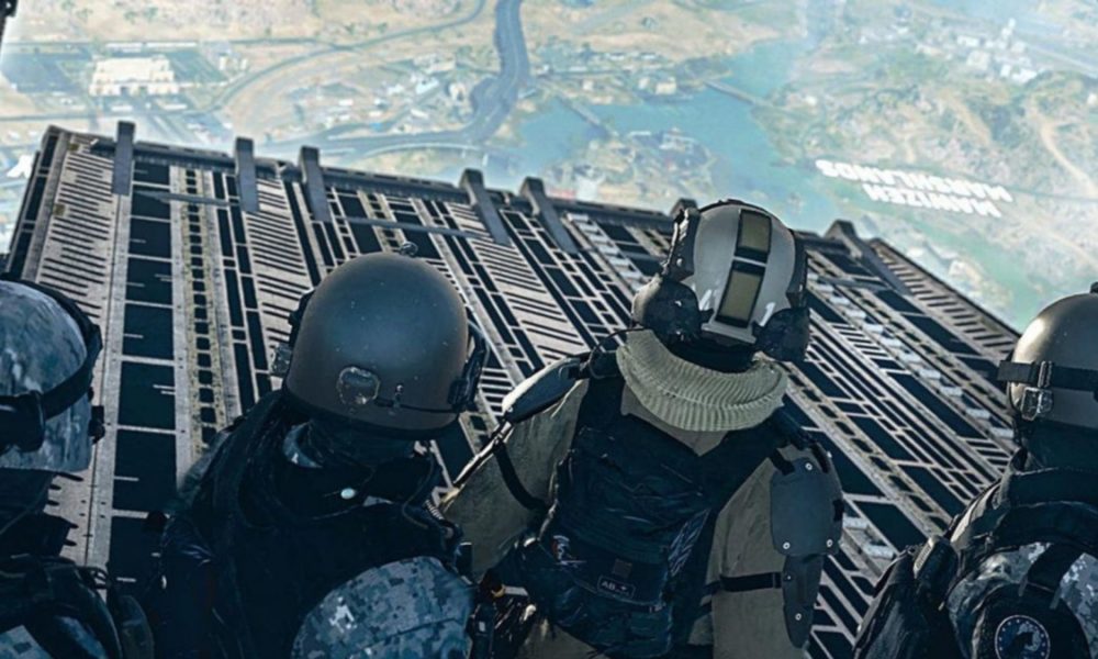 warzone 2 players getting ready to jump out of plane