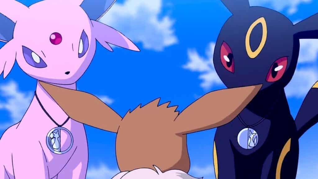 Unbreon y Espeon mirando a Eevee en Pokémon 