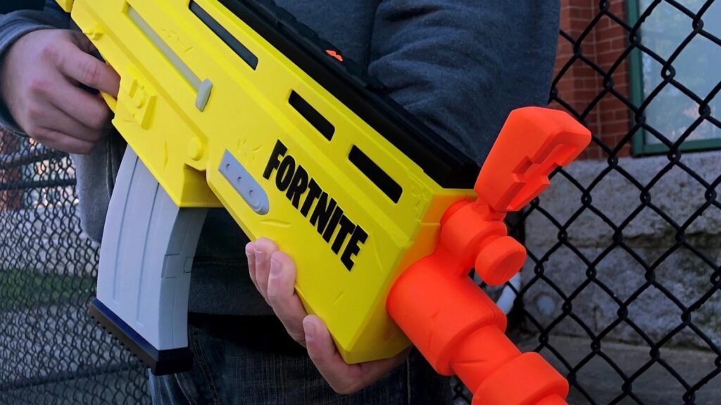 Una persona con una pistola Fortnite NERF