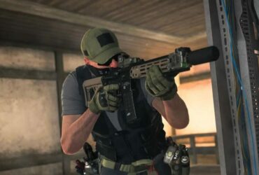 warzone 2 operator holding an assault rifle