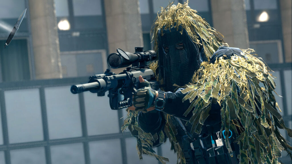 Personaje de Warzone 2 con rifle de francotirador de intervención y traje ghillie