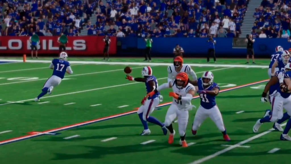 Ejemplo de pase lateral equivocado en Madden 24