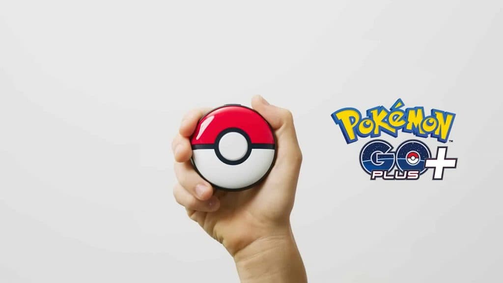 Jugador que lleva una Pokebola Pokémon Plus