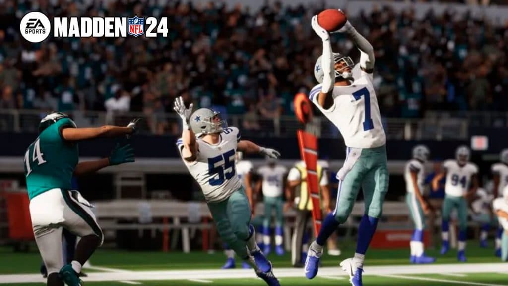 Defensa de los Dallas Cowboys interceptando un pase en Madden 24