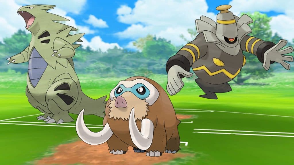 Tyranitar, Mamoswine y Dusknoir en un campo de batalla de Pokémon Go.