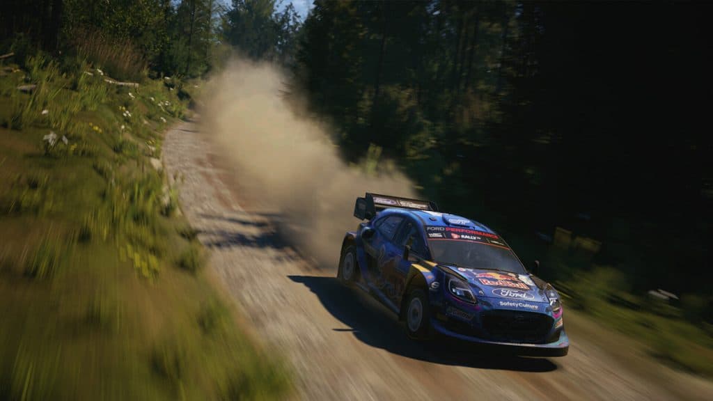 Rally Car descansando y acelerando por las pistas en EA Sports WRC