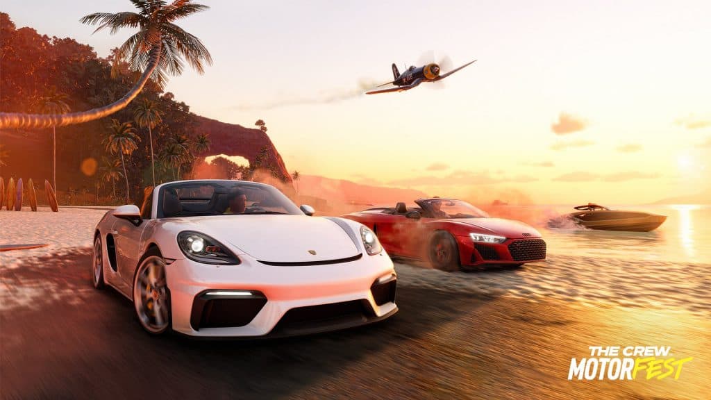 Carreras de autos blancos y rojos en la playa en The Crew Motorfest