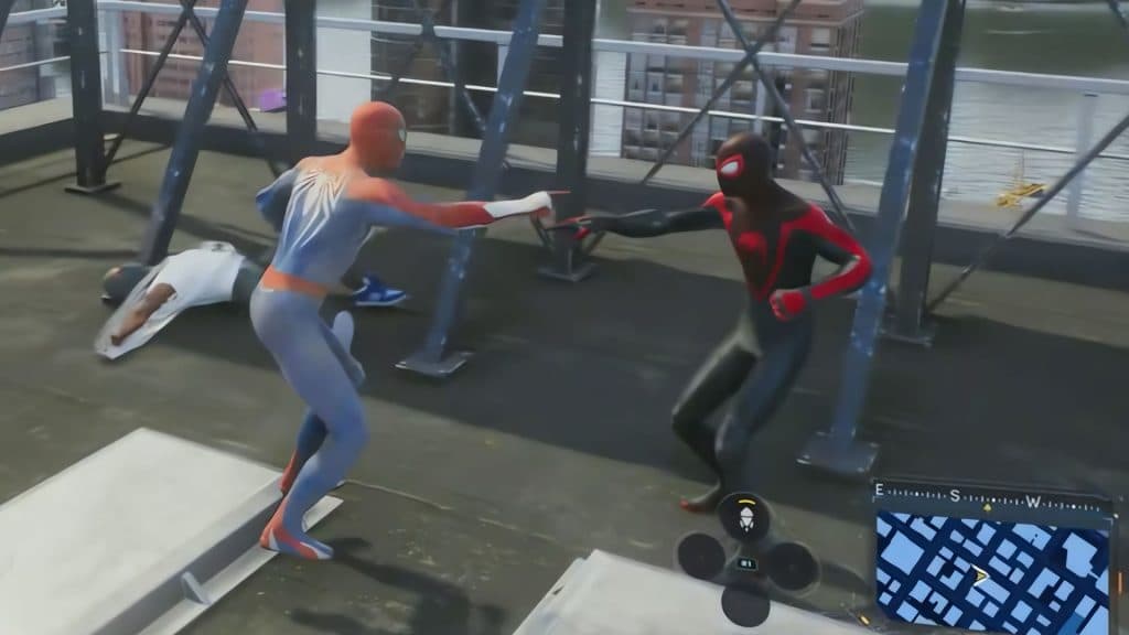 Peter Parkey y Miles Morales haciendo el meme de Spider-Man señalando en Marvel's Spider-Man 2.