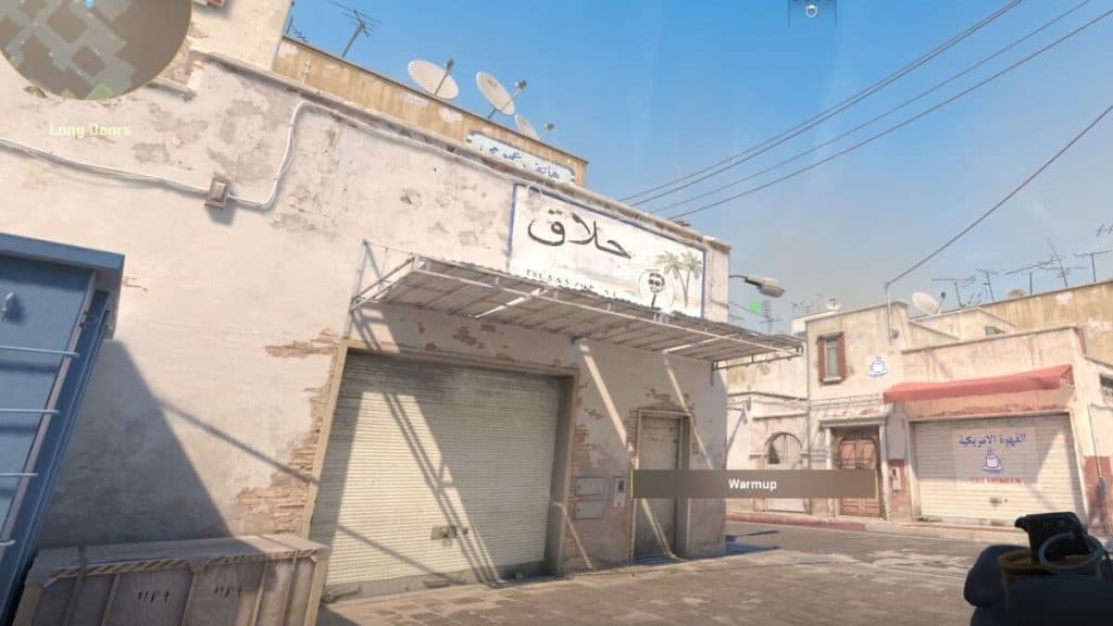 Sosteniendo un cigarrillo para la alineación en A long on Dust 2 en CS2