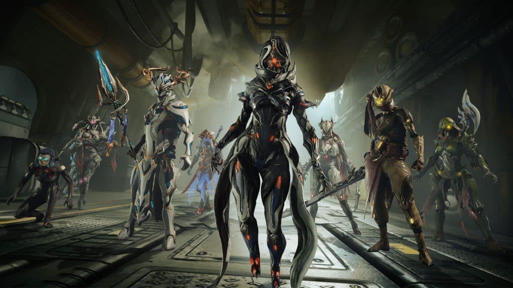 Varios personajes de Warframe de pie.