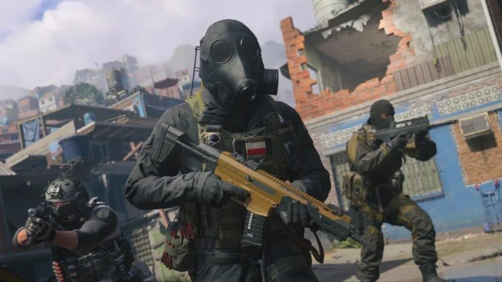 Operador de Modern Warfare 3 en Favela con rifle de asalto