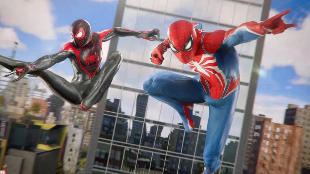 Peter Parker y Miles Morales balanceándose juntos en Nueva York