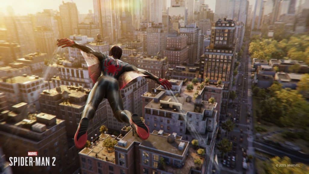 Spider-Man sobrevolando la ciudad en el cartel de estreno de Marvel's Spider-Man 2