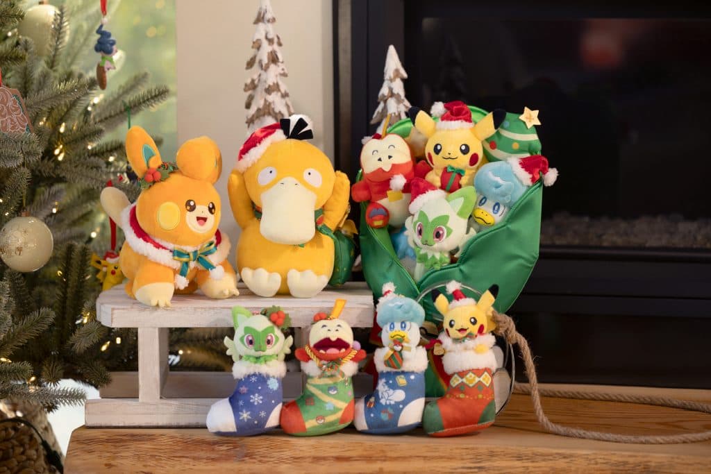 Peluches de la colección navideña de Pokémon.