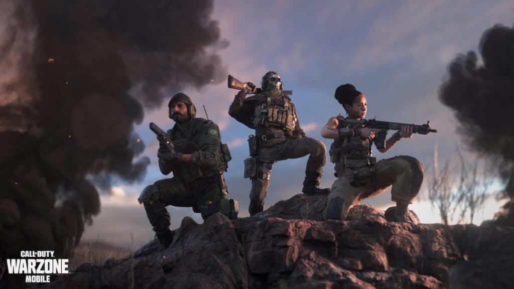 Tres operadores en lo alto de un acantilado con sus armas en Warzone Mobile