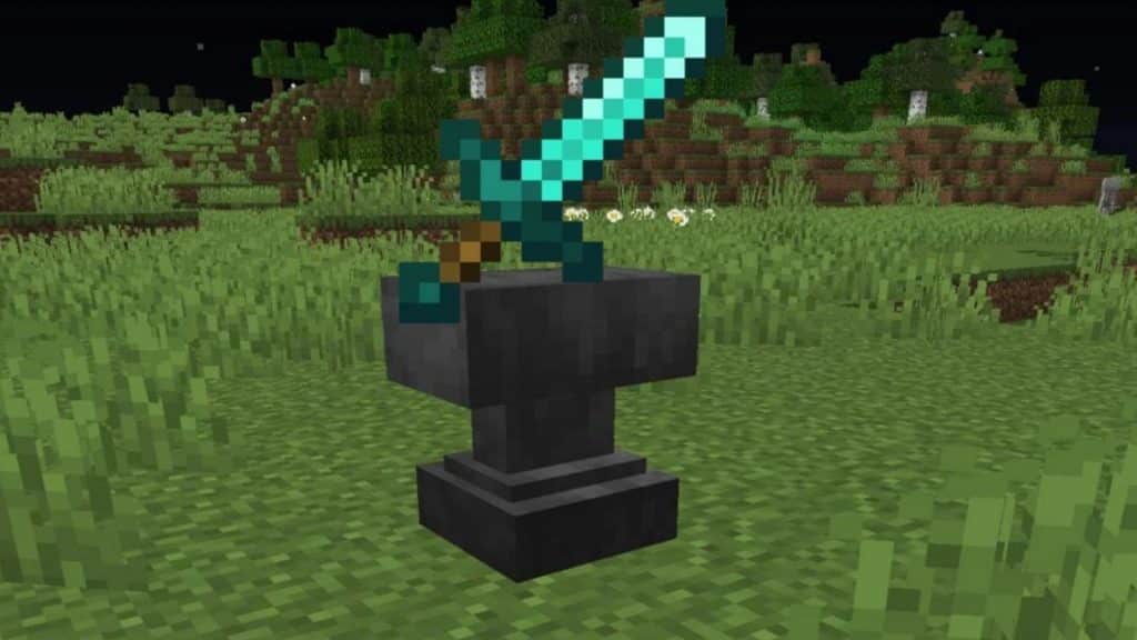 Espada de Minecraft encantada sobre un yunque.