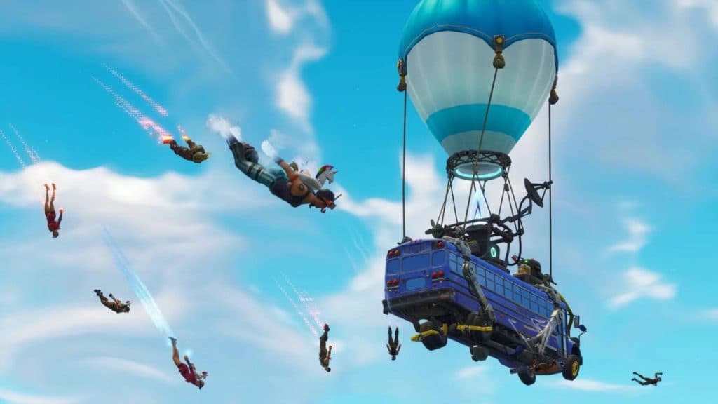 jugadores de fortnite saltando del autobús de batalla