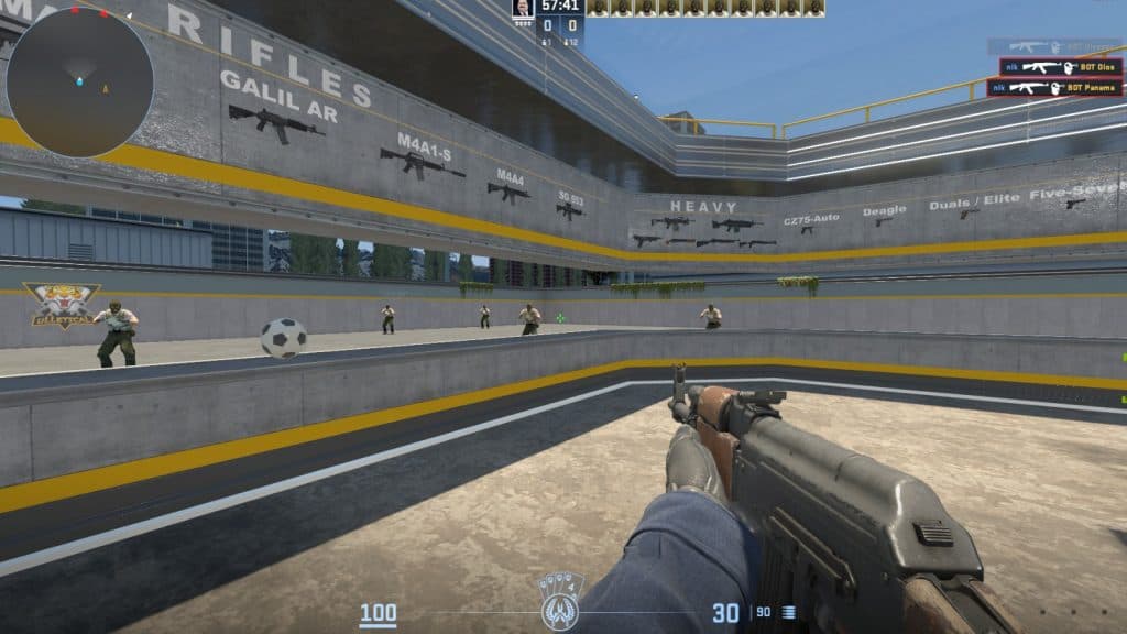 Usando un AK en el mapa personalizado de Aim Botz para CS2