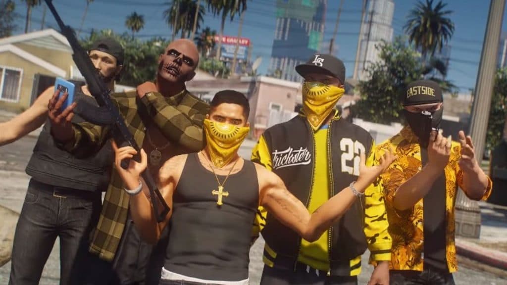 Personajes de GTA Online posando con pistolas y máscaras.