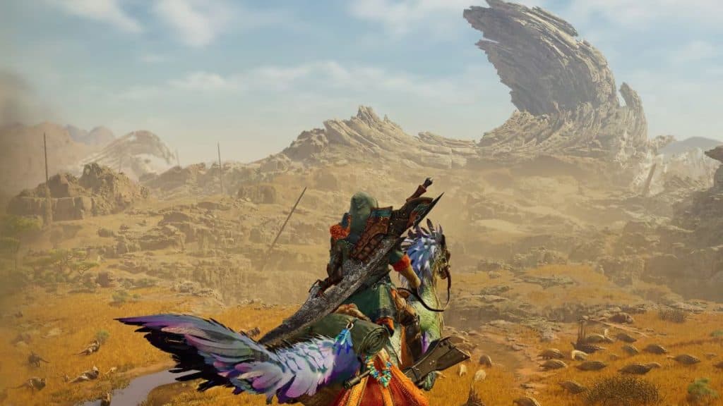 personaje de monster hunter wilds en el monte con vistas al paisaje desértico