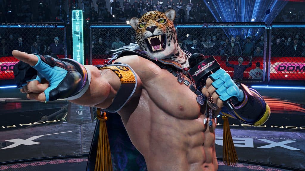 Personaje de Tekken con máscara de león y micrófono en mano.